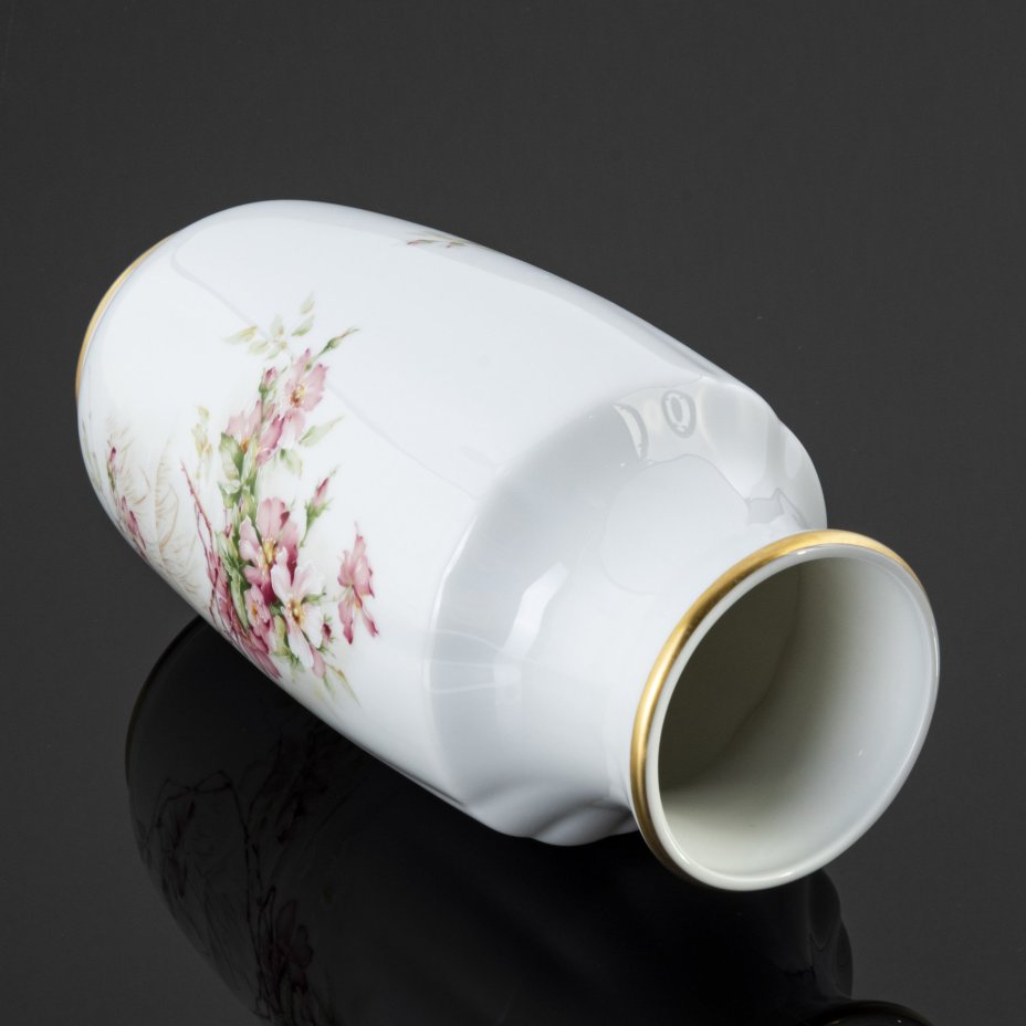 Ваза для цветов с нежным цветочным рисунком  Lys Royal Porcelaine, Limoges