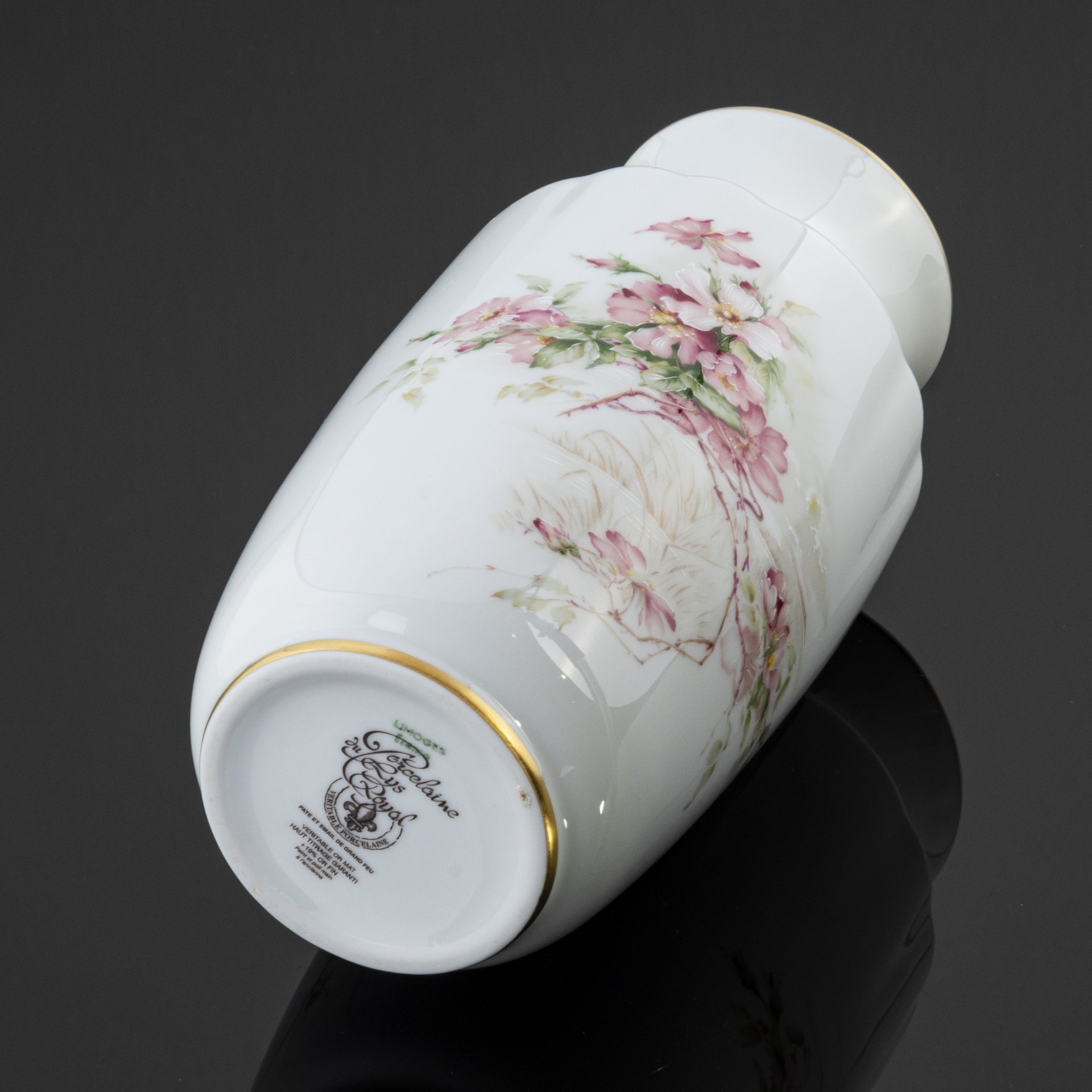 Ваза для цветов с нежным цветочным рисунком  Lys Royal Porcelaine, Limoges