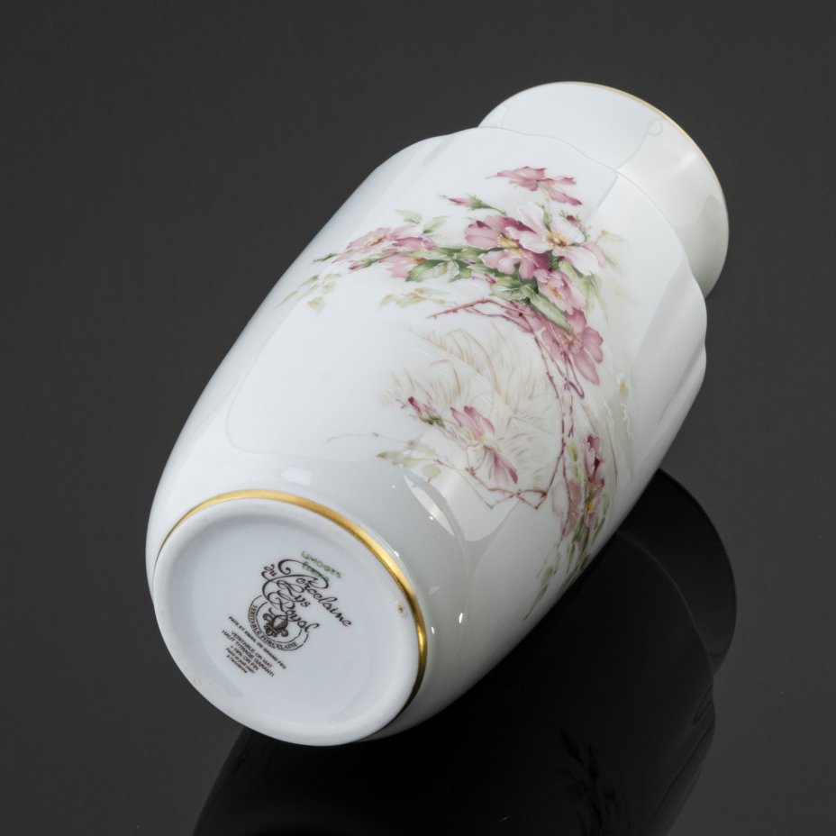Ваза для цветов с нежным цветочным рисунком  Lys Royal Porcelaine, Limoges