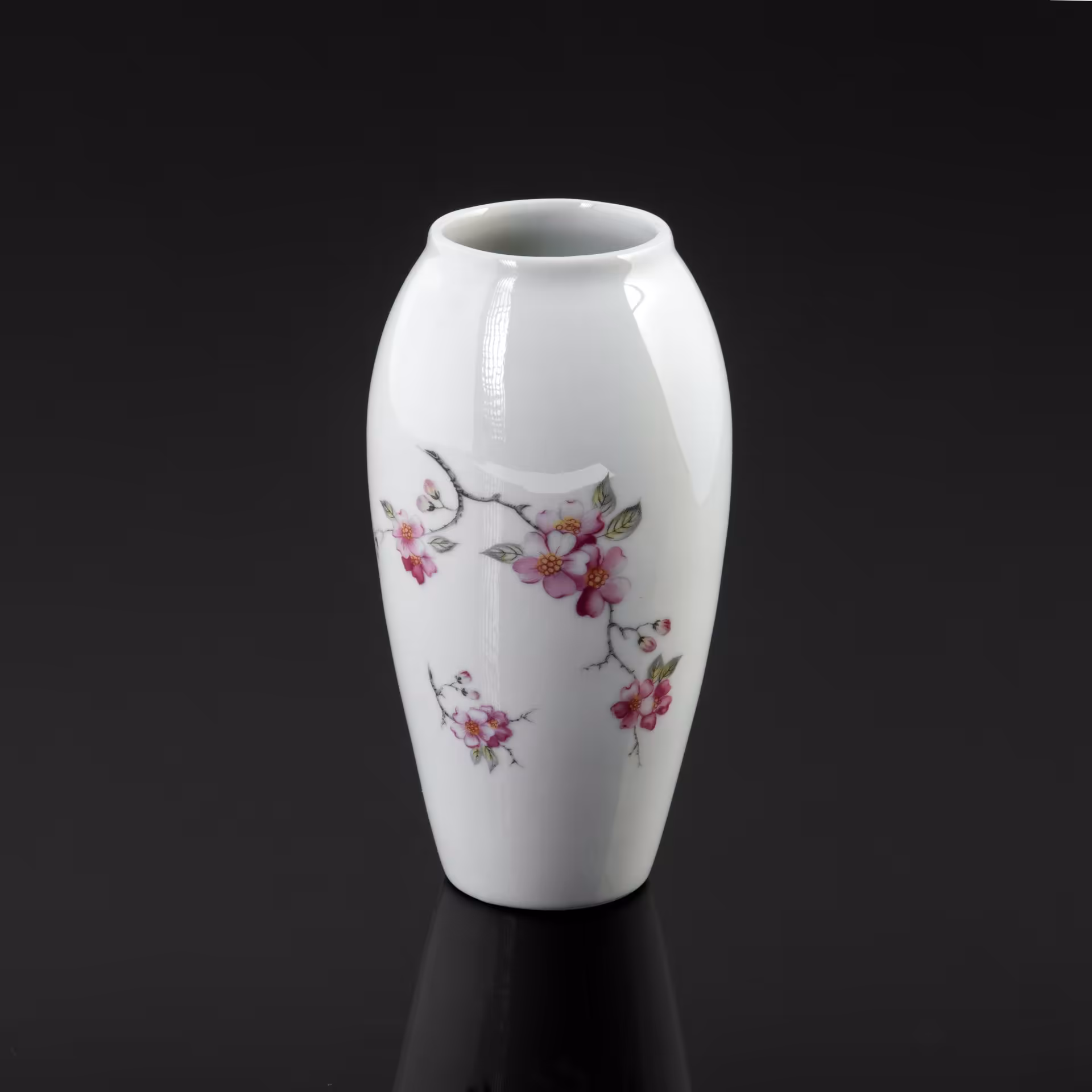 Ваза для цветов с нежным цветочным рисунком  Lys Royal Porcelaine, Limoges