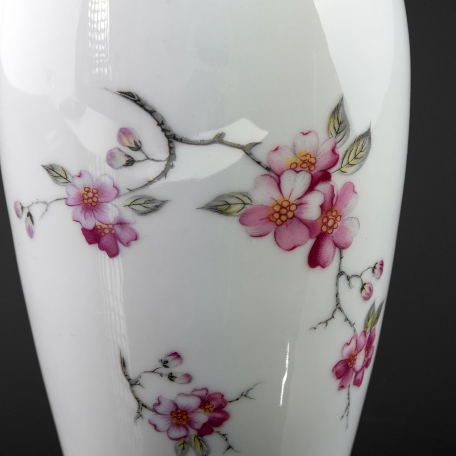 Ваза для цветов с нежным цветочным рисунком  Lys Royal Porcelaine, Limoges