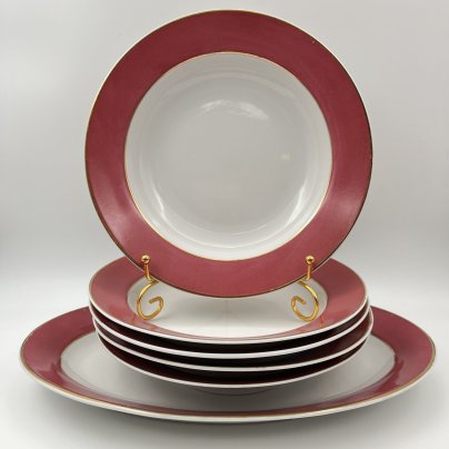 Набор суповых (глубоких) тарелок и блюда малинового оттенка на 5 персон