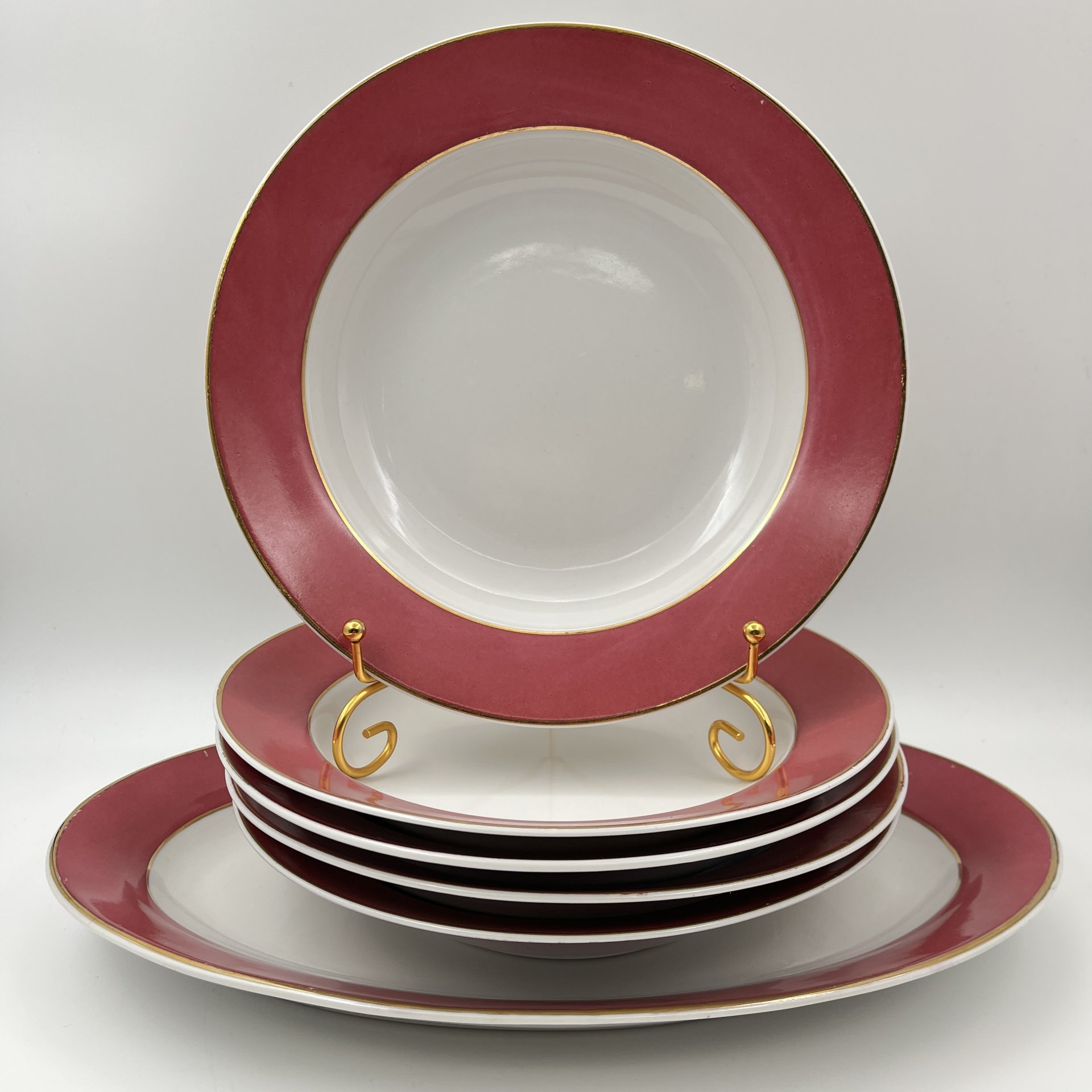 Набор суповых (глубоких) тарелок и блюда малинового оттенка на 5 персон