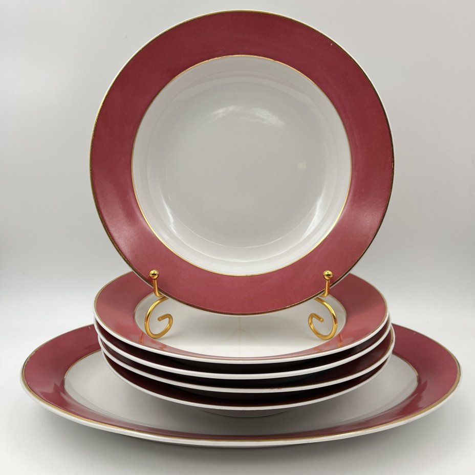 Набор суповых (глубоких) тарелок и блюда малинового оттенка на 5 персон