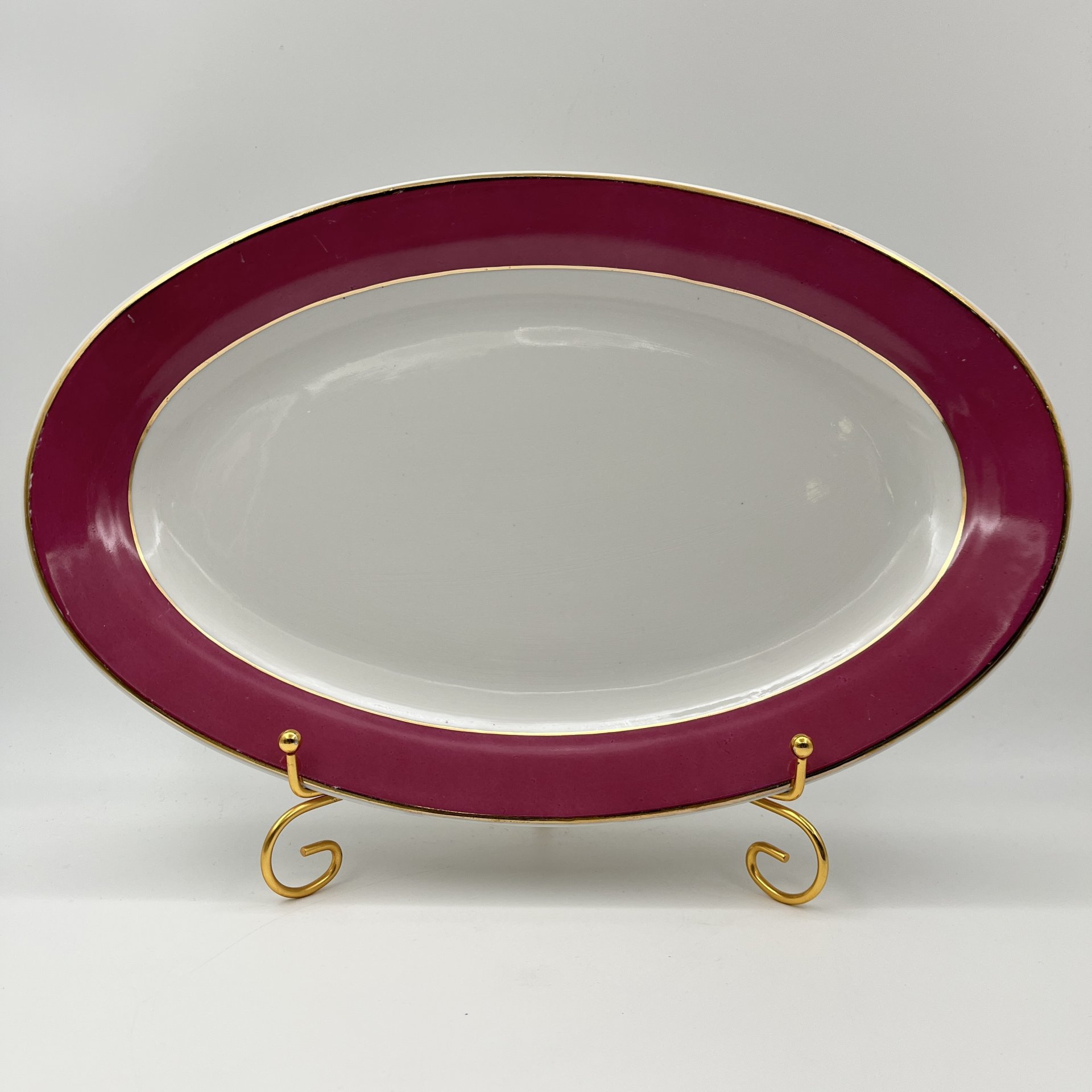 Набор суповых (глубоких) тарелок и блюда малинового оттенка на 5 персон