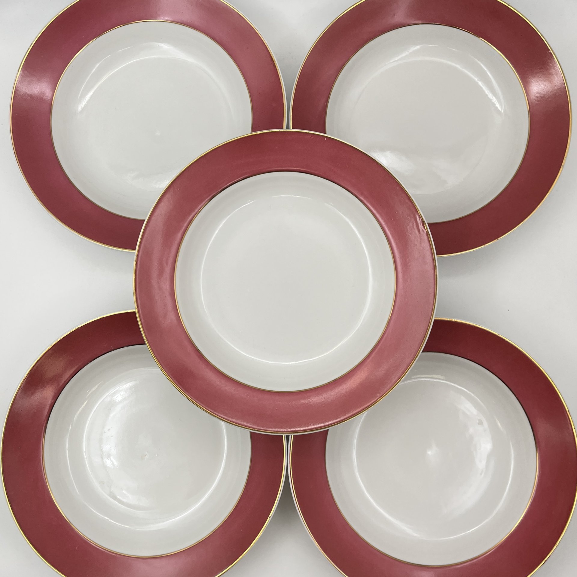 Набор суповых (глубоких) тарелок и блюда малинового оттенка на 5 персон