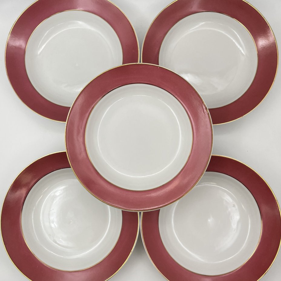 Набор суповых (глубоких) тарелок и блюда малинового оттенка на 5 персон