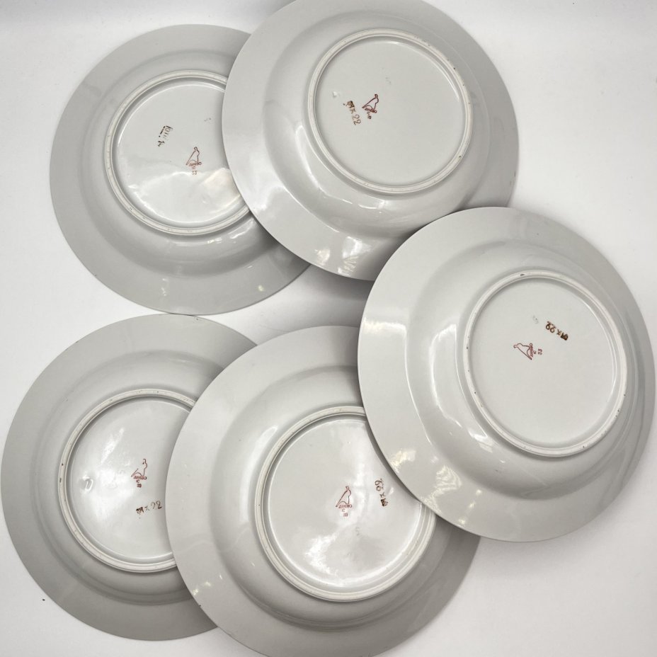 Набор суповых (глубоких) тарелок и блюда малинового оттенка на 5 персон