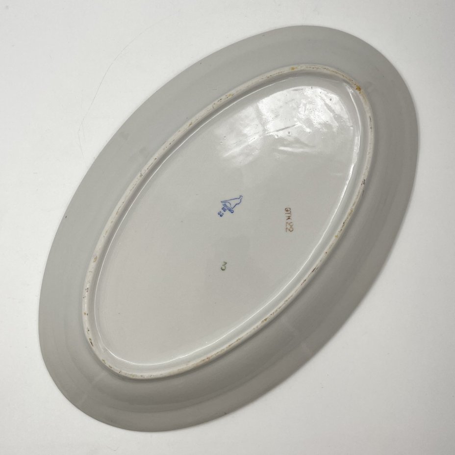 Набор суповых (глубоких) тарелок и блюда малинового оттенка на 5 персон