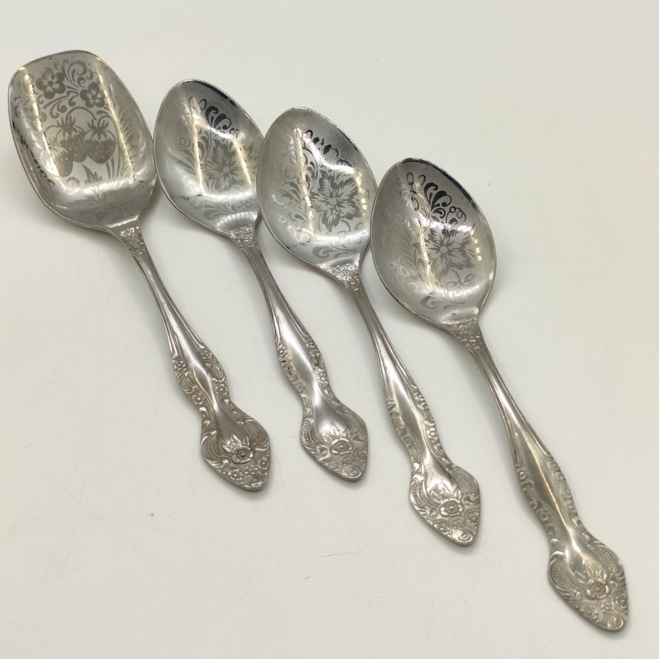 Набор из столовых приборов (салатная ложка, 3 столовых ложки), украшенных растительным декором, нержавеющая сталь, Павловский завод художественных металлоизделий им. С.М. Кирова, СССР, 1970-1990 гг.