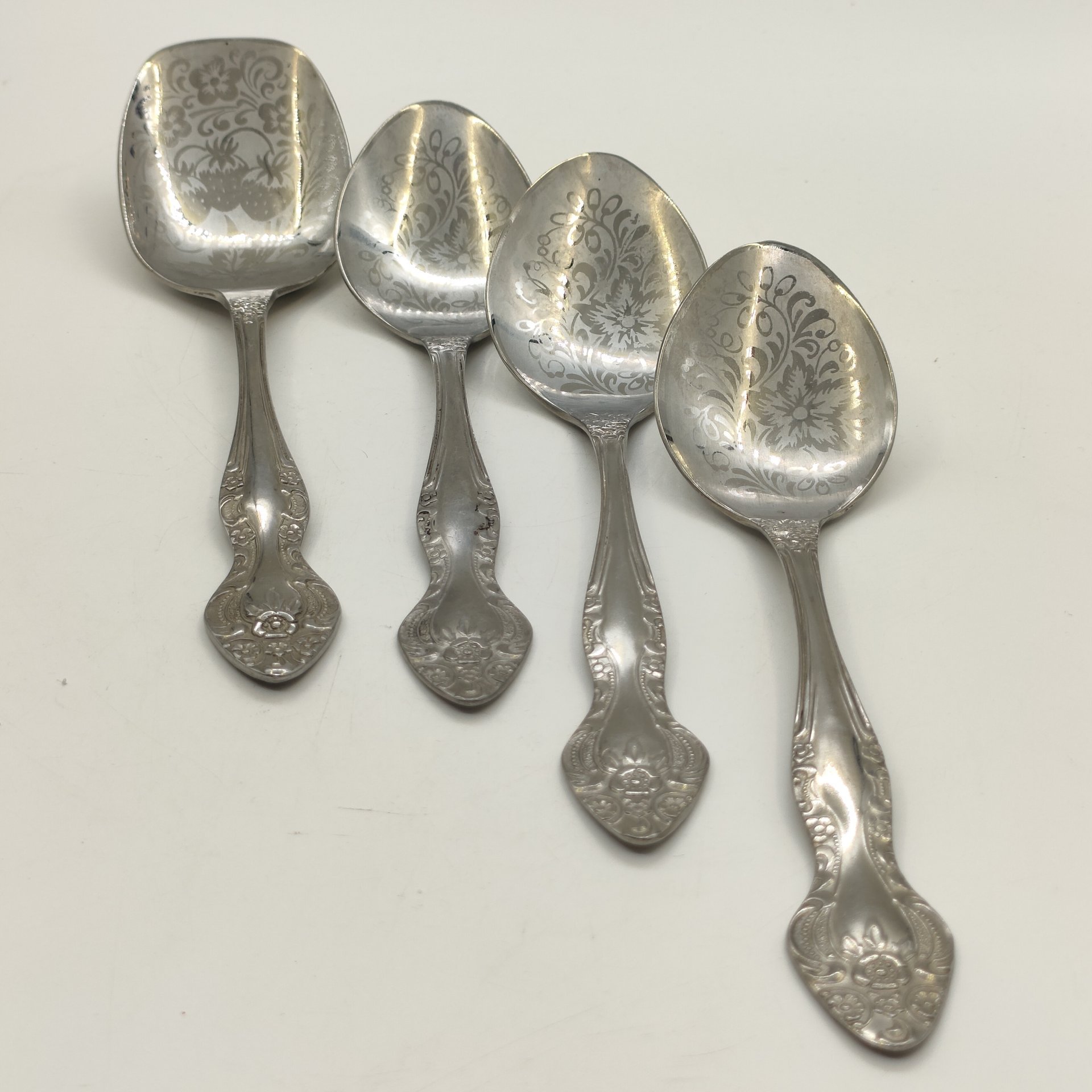 Набор из столовых приборов (салатная ложка, 3 столовых ложки), украшенных растительным декором, нержавеющая сталь, Павловский завод художественных металлоизделий им. С.М. Кирова, СССР, 1970-1990 гг.