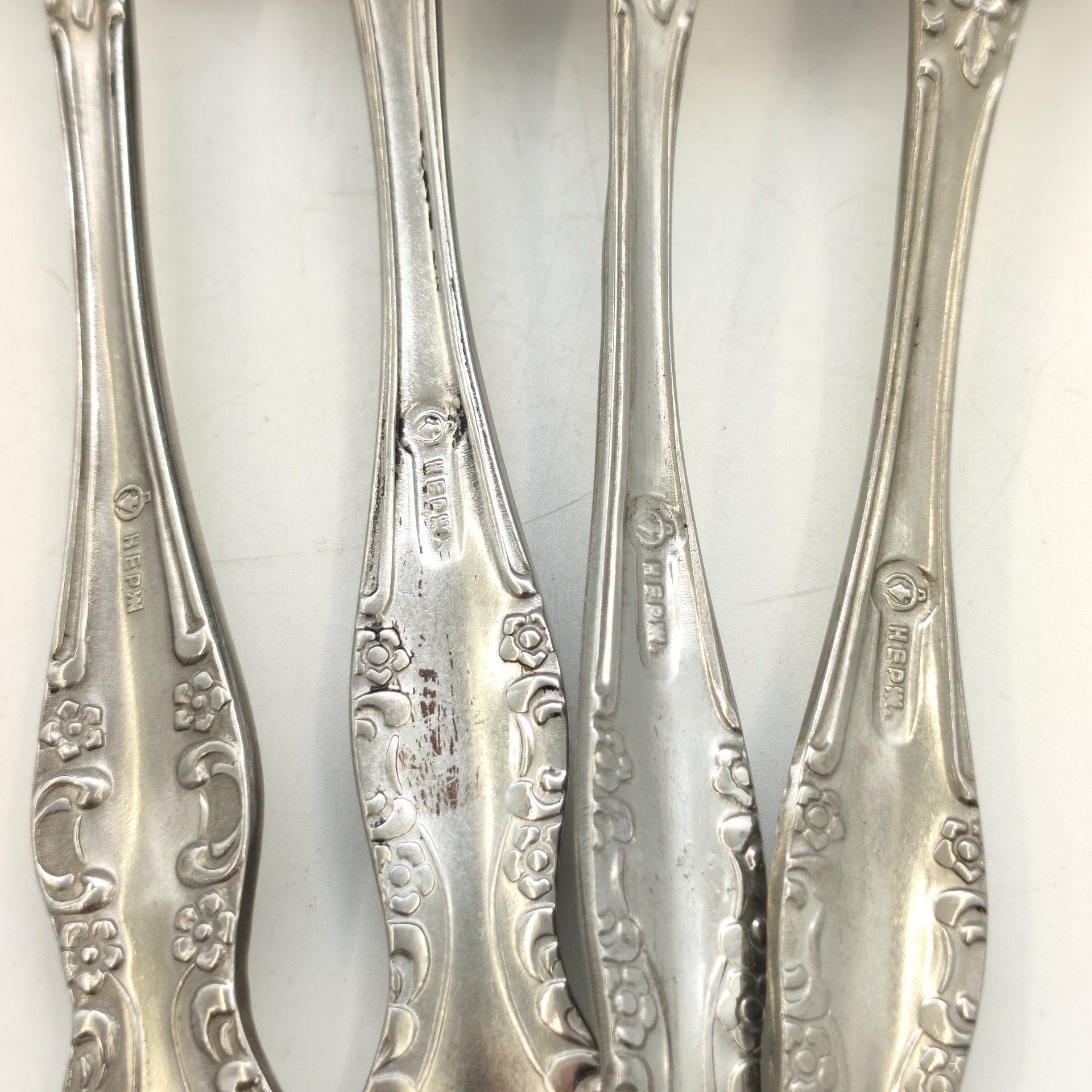 Набор из столовых приборов (салатная ложка, 3 столовых ложки), украшенных растительным декором, нержавеющая сталь, Павловский завод художественных металлоизделий им. С.М. Кирова, СССР, 1970-1990 гг.