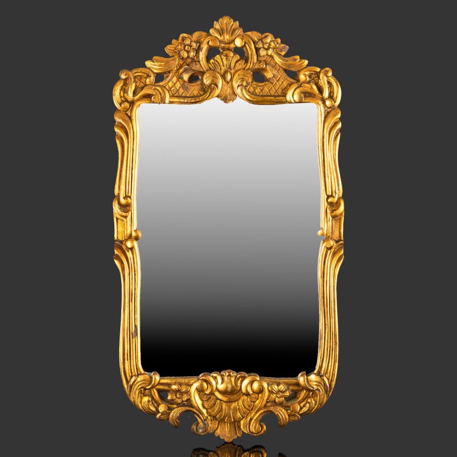 Зеркало настенное, обрамленное в раму золотистого цвета с рокайльными элементами