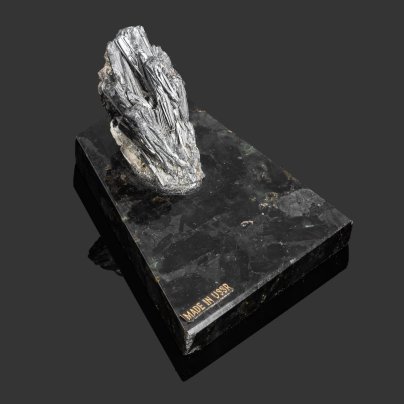 Настольное украшение в виде минерала на подставке "Made in USSR" (гюбнерит)