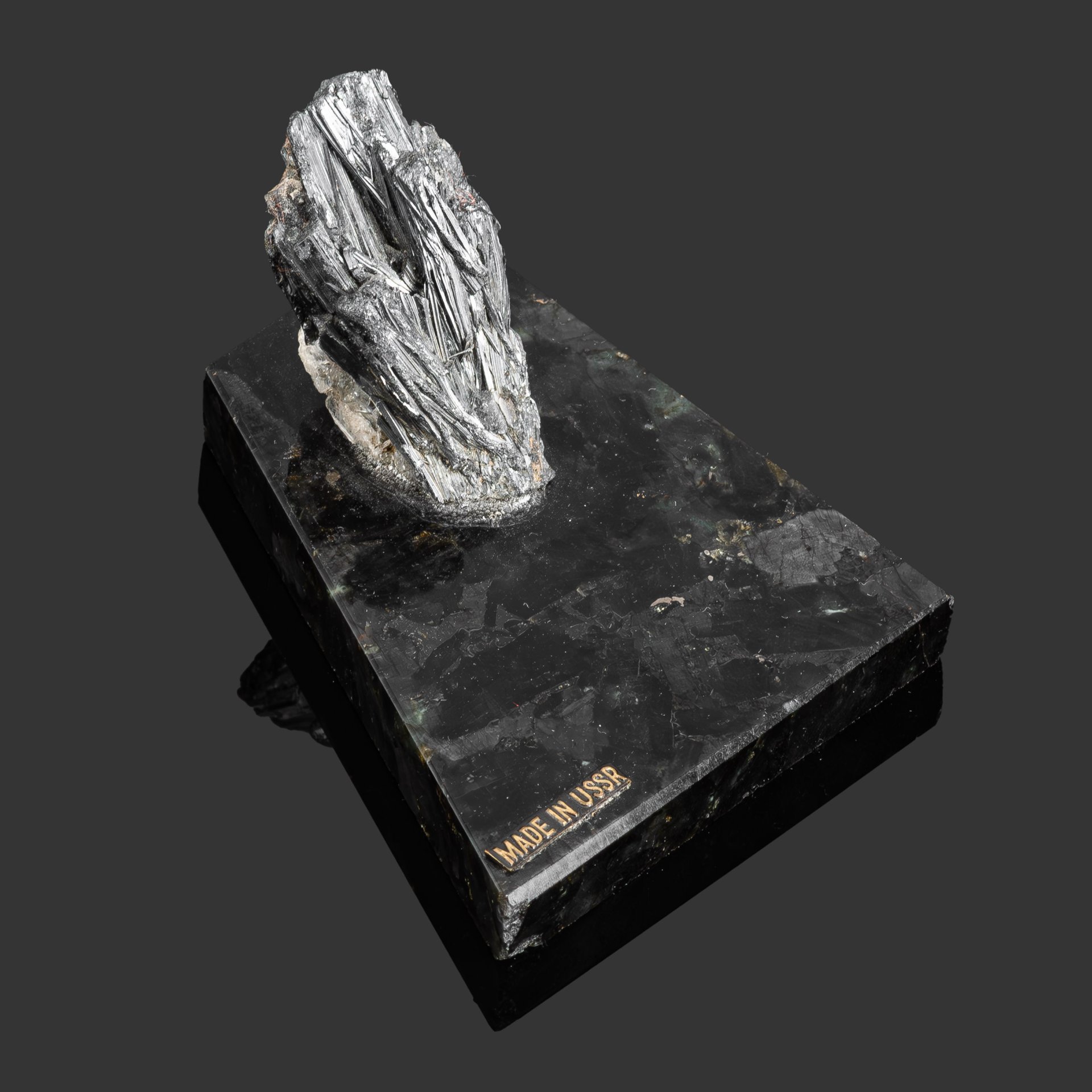 Настольное украшение в виде минерала на подставке "Made in USSR" (гюбнерит)