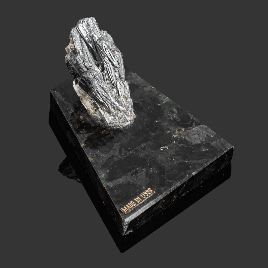 Настольное украшение в виде минерала на подставке "Made in USSR" (гюбнерит)