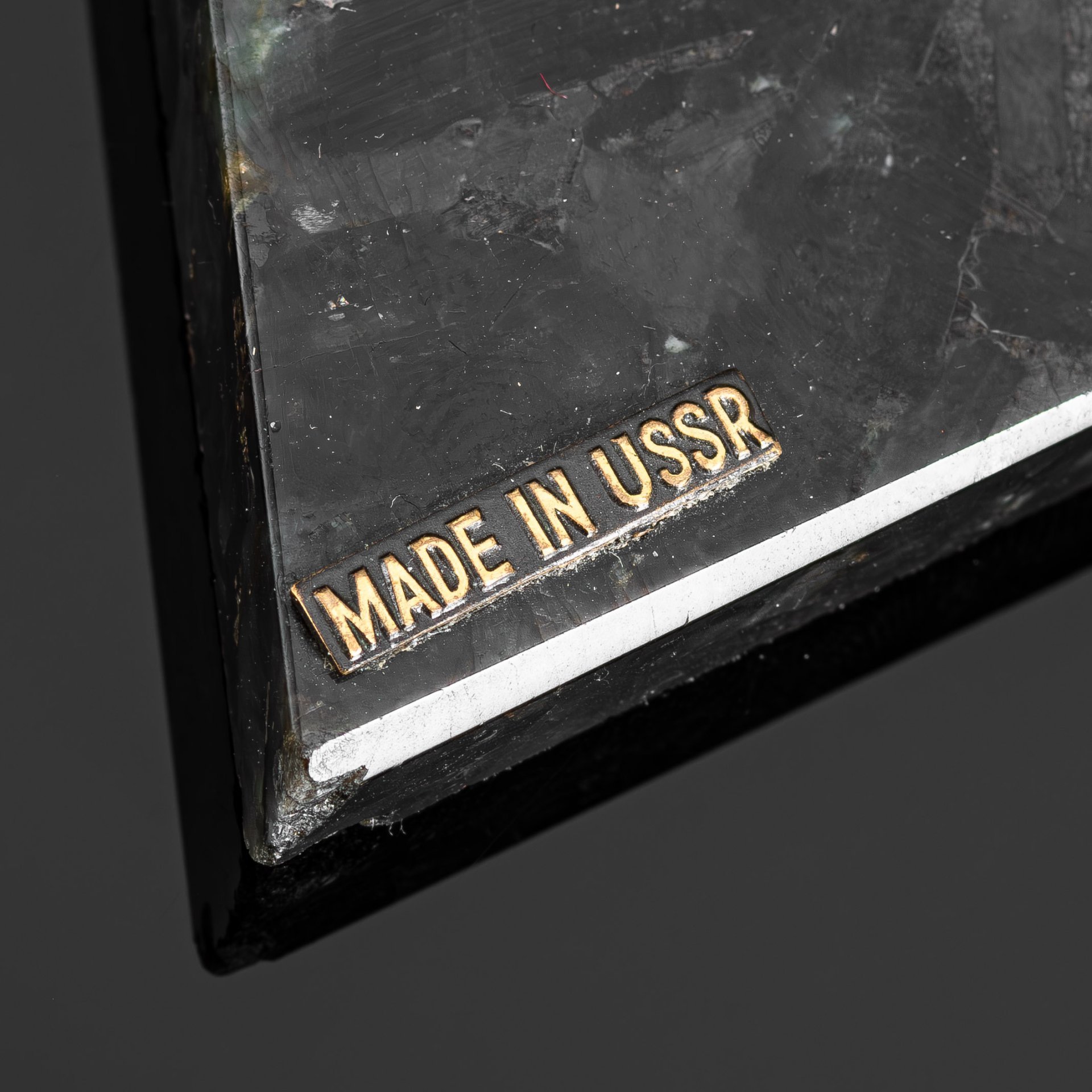 Настольное украшение в виде минерала на подставке "Made in USSR" (гюбнерит)