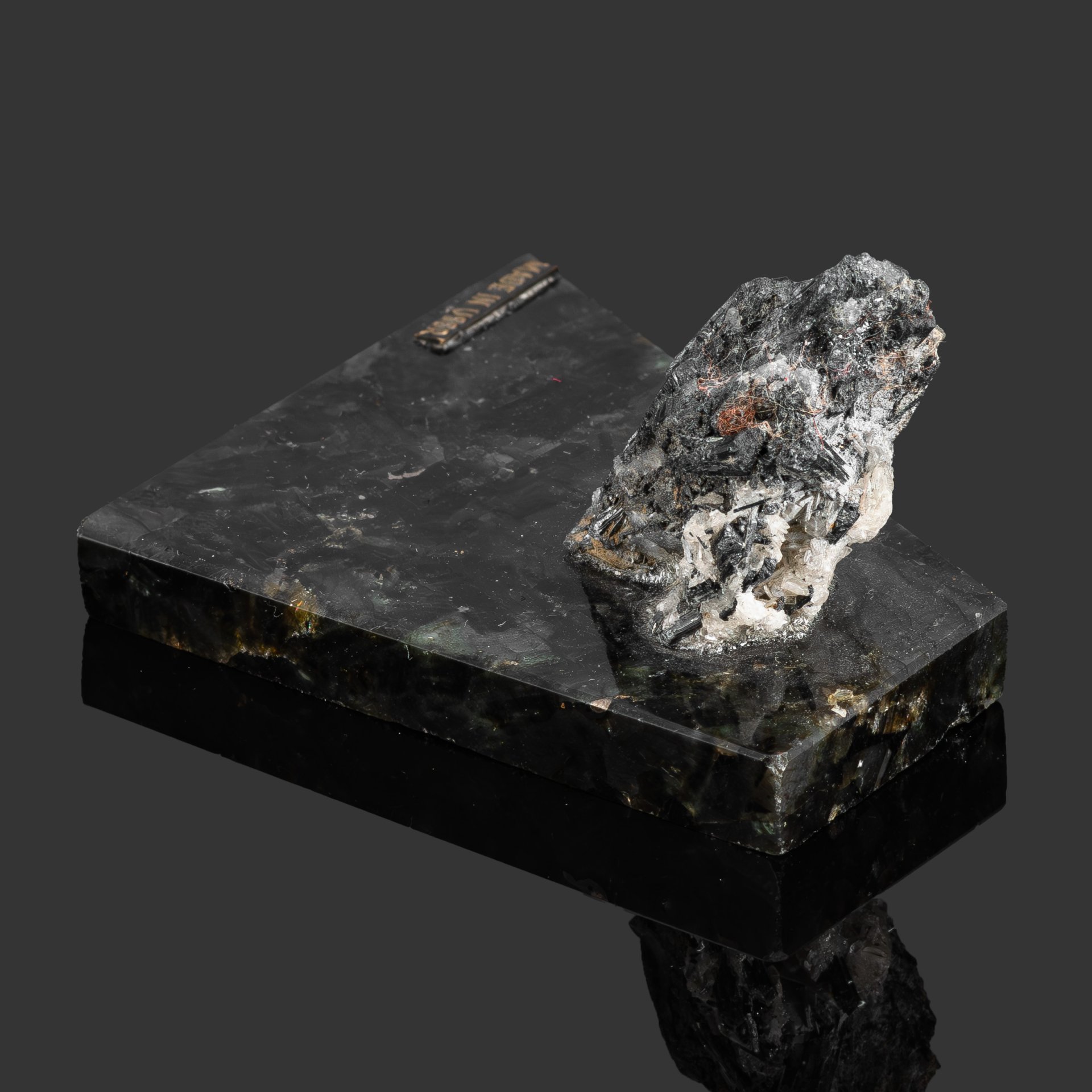 Настольное украшение в виде минерала на подставке "Made in USSR" (гюбнерит)