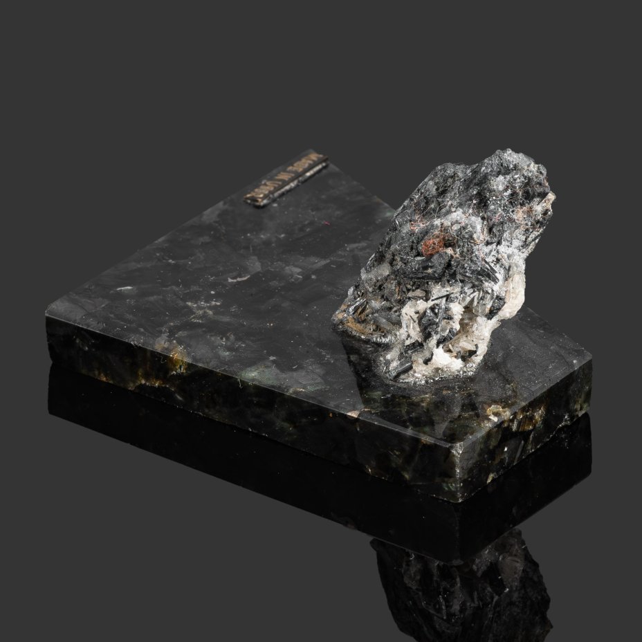 Настольное украшение в виде минерала на подставке "Made in USSR" (гюбнерит)