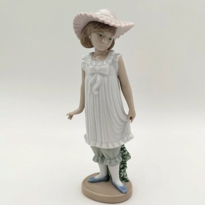 Статуэтка "Девочка", NAO Porcelain