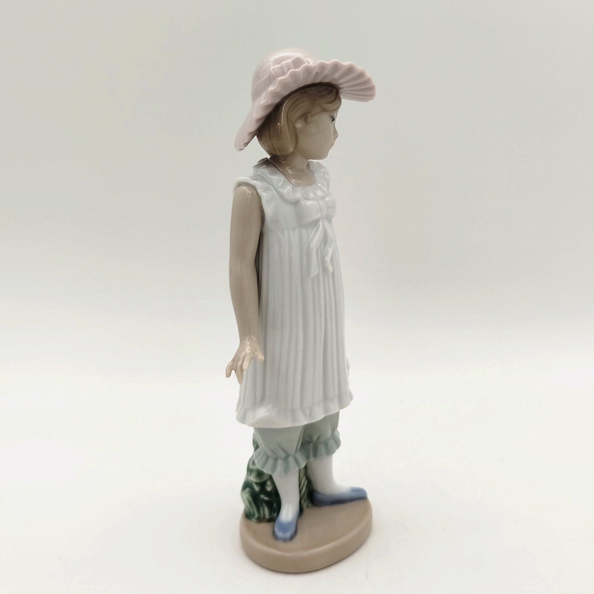 Статуэтка "Девочка", NAO Porcelain