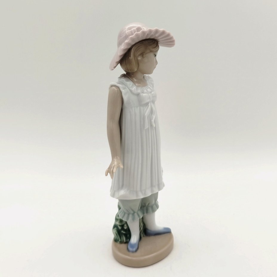 Статуэтка "Девочка", NAO Porcelain