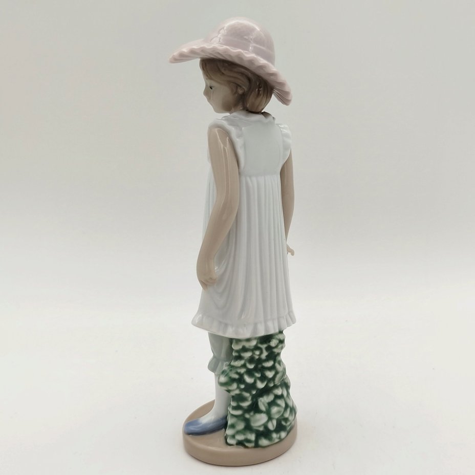 Статуэтка "Девочка", NAO Porcelain