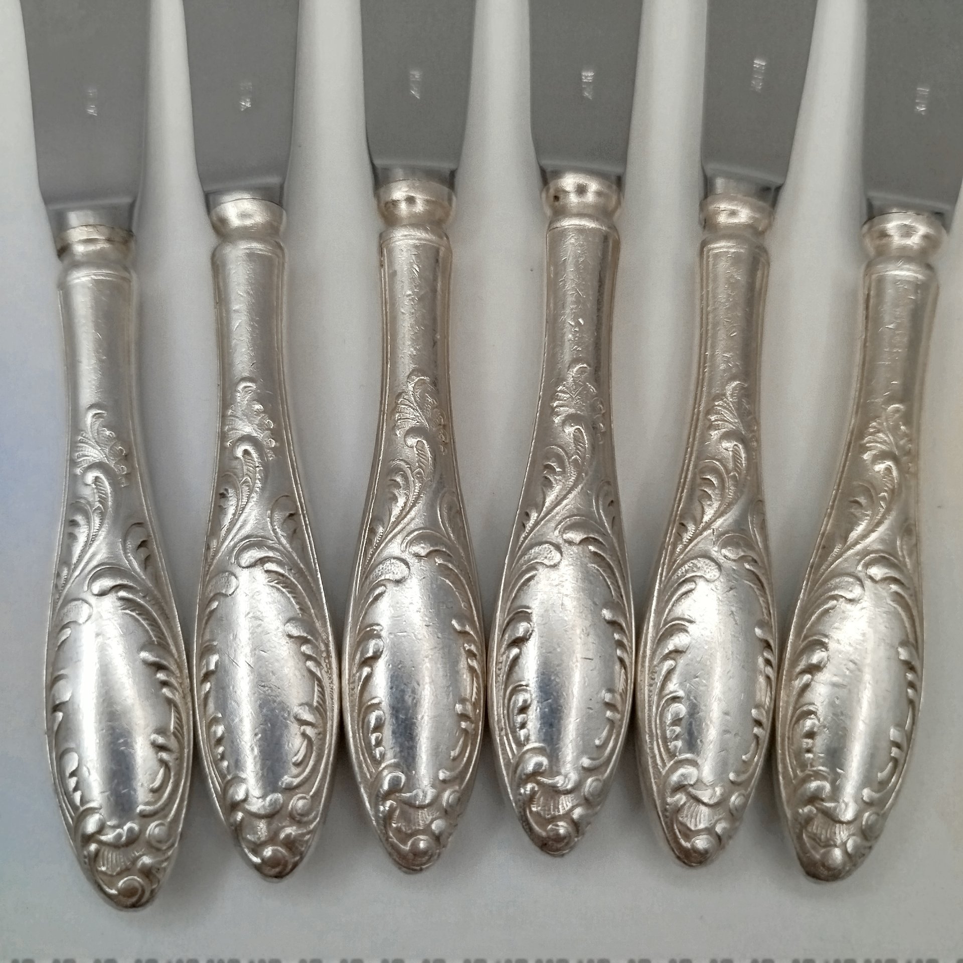 Набор из шести ножей для рыбы с различным декором на клинках