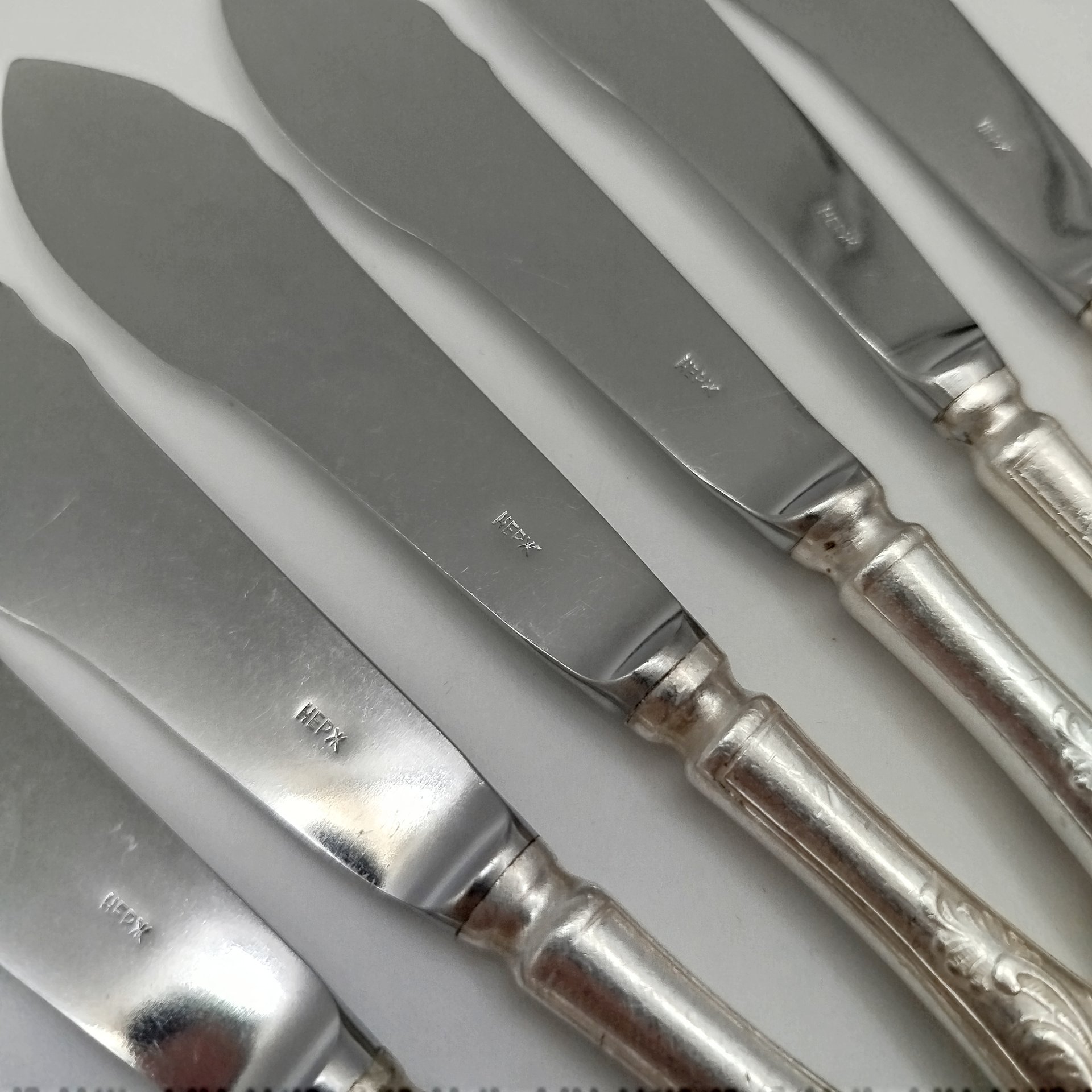 Набор из шести ножей для рыбы с различным декором на клинках