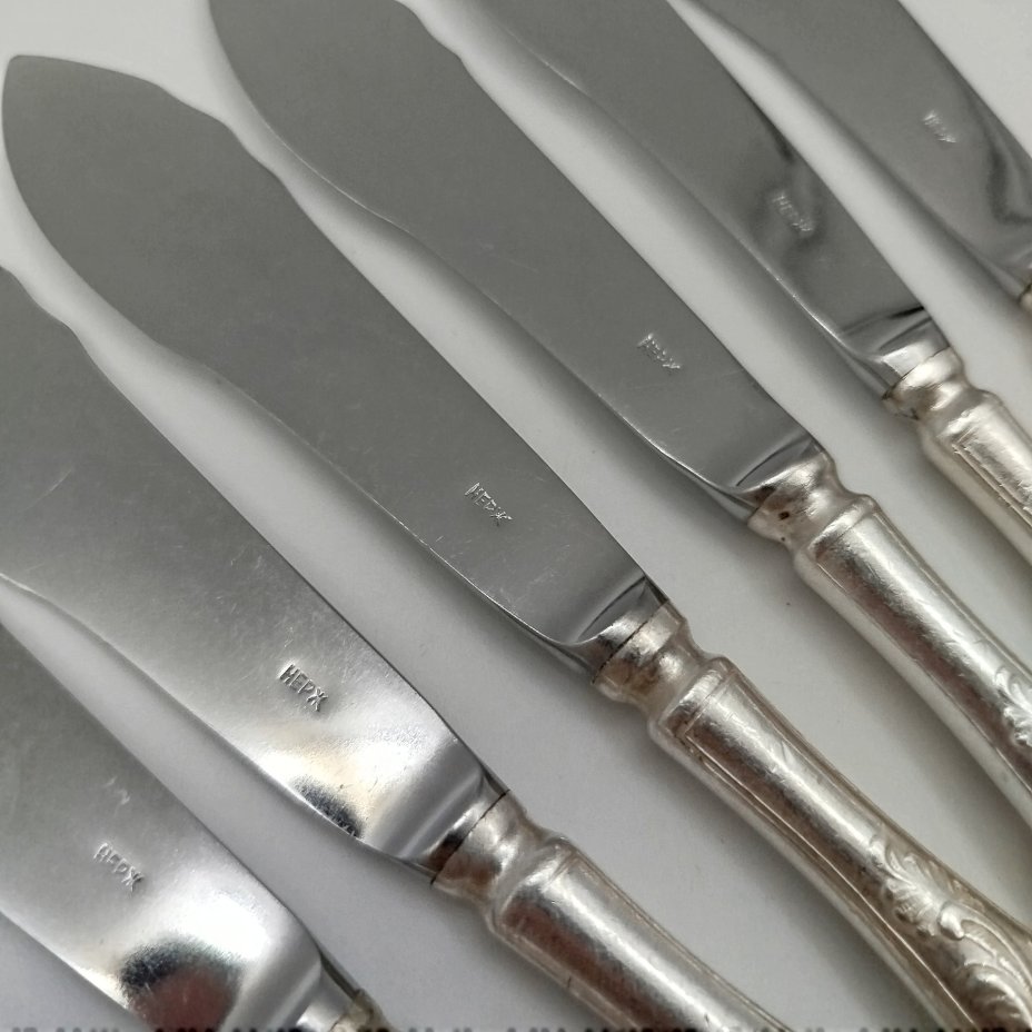 Набор из шести ножей для рыбы с различным декором на клинках