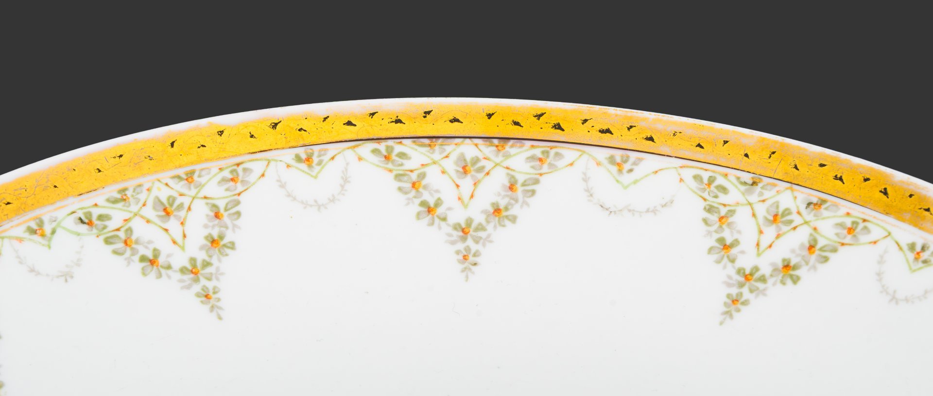 Фруктовница с цветочно-растительным орнаментом, фарфор, деколь, золочение, Товарищество М.С. Кузнецова в Москве, Российская империя, 1889-1917 гг.