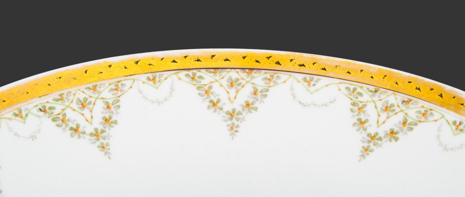 Фруктовница с цветочно-растительным орнаментом, фарфор, деколь, золочение, Товарищество М.С. Кузнецова в Москве, Российская империя, 1889-1917 гг.