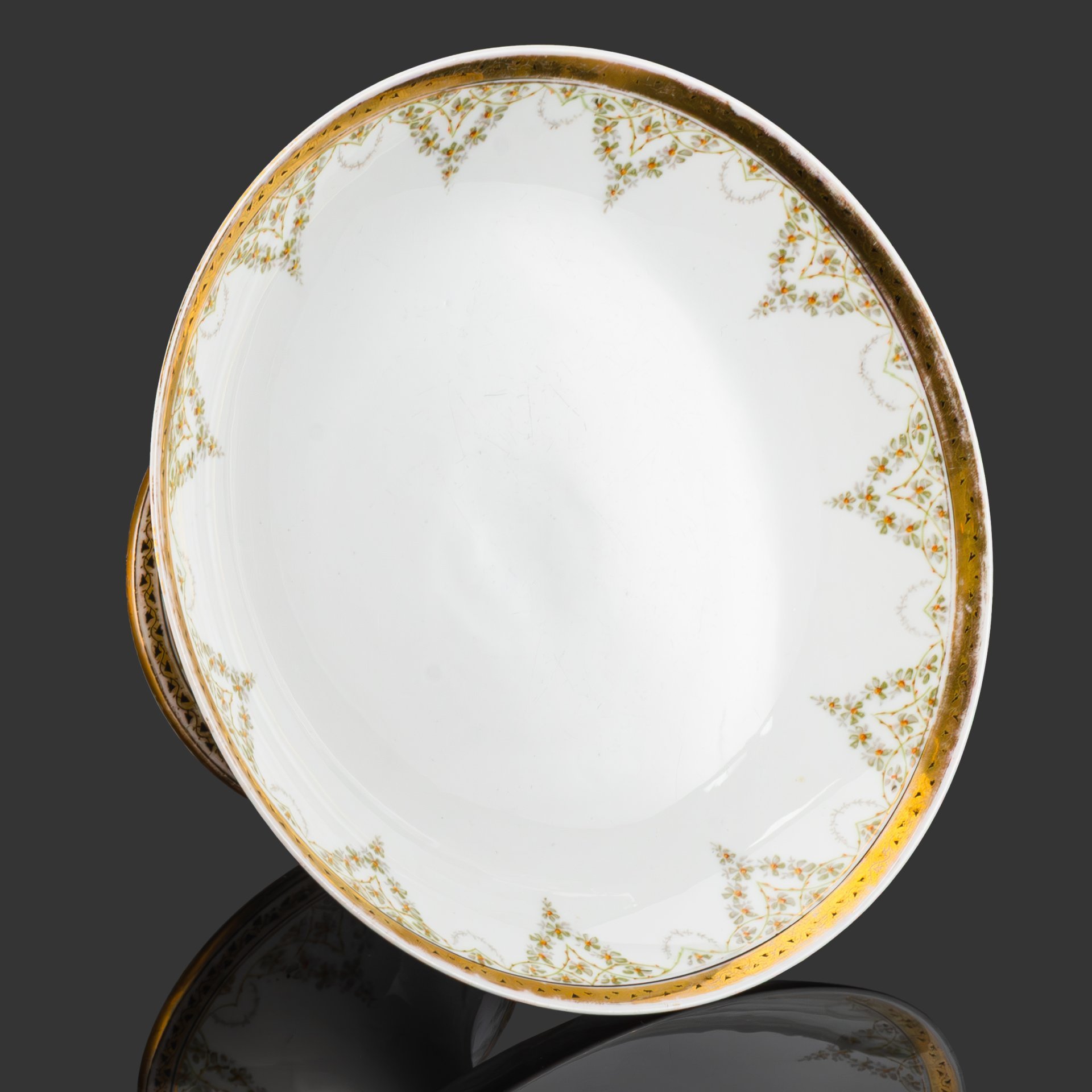 Фруктовница с цветочно-растительным орнаментом, фарфор, деколь, золочение, Товарищество М.С. Кузнецова в Москве, Российская империя, 1889-1917 гг.