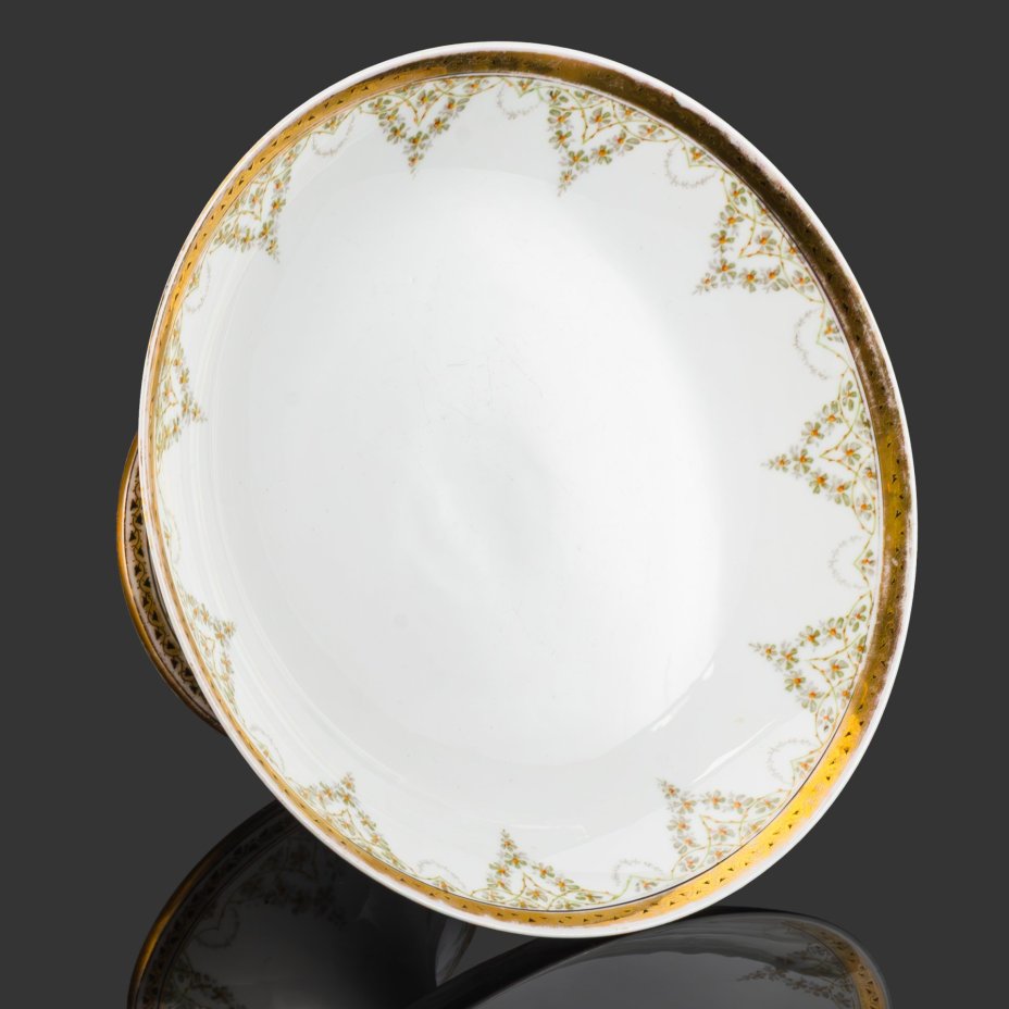 Фруктовница с цветочно-растительным орнаментом, фарфор, деколь, золочение, Товарищество М.С. Кузнецова в Москве, Российская империя, 1889-1917 гг.