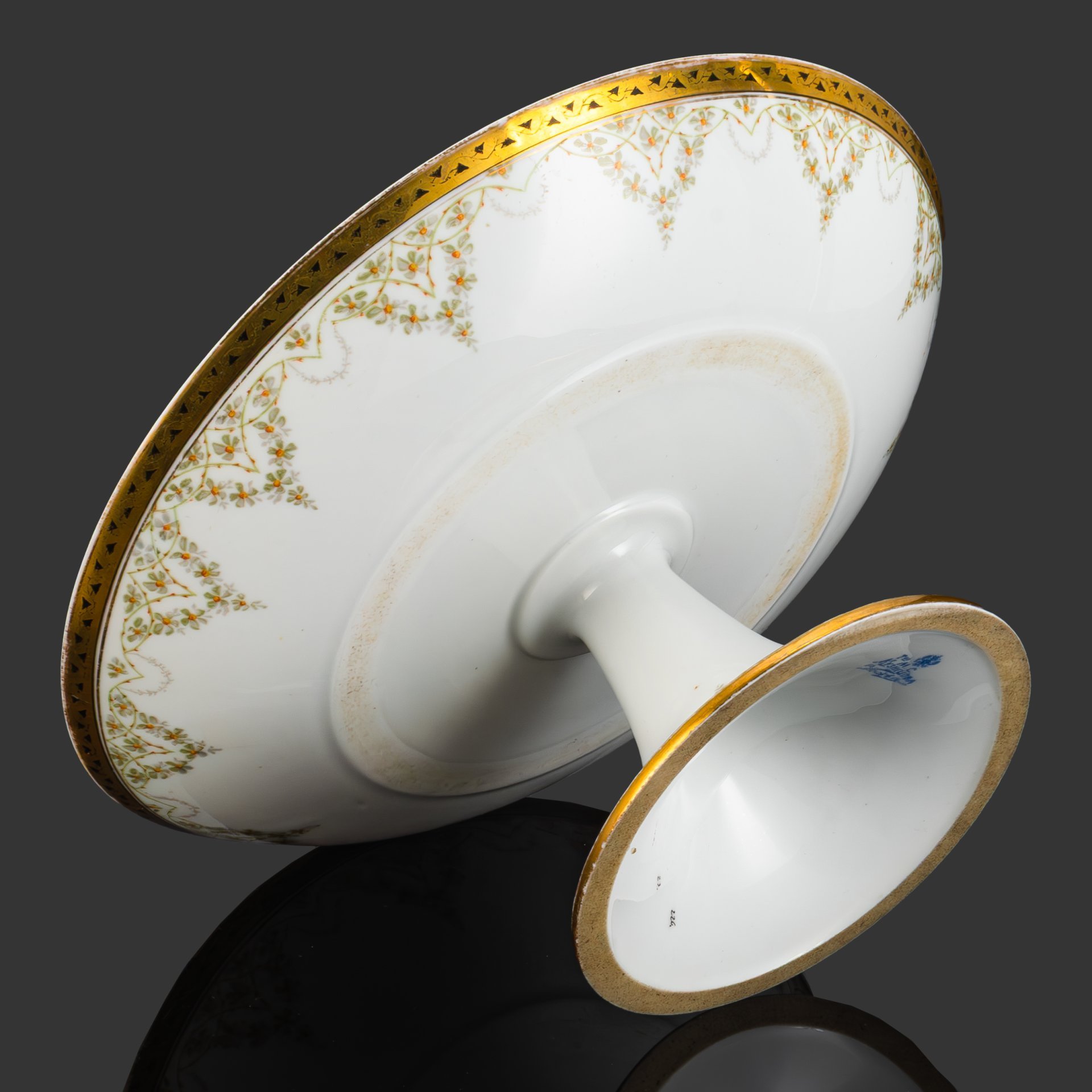 Фруктовница с цветочно-растительным орнаментом, фарфор, деколь, золочение, Товарищество М.С. Кузнецова в Москве, Российская империя, 1889-1917 гг.