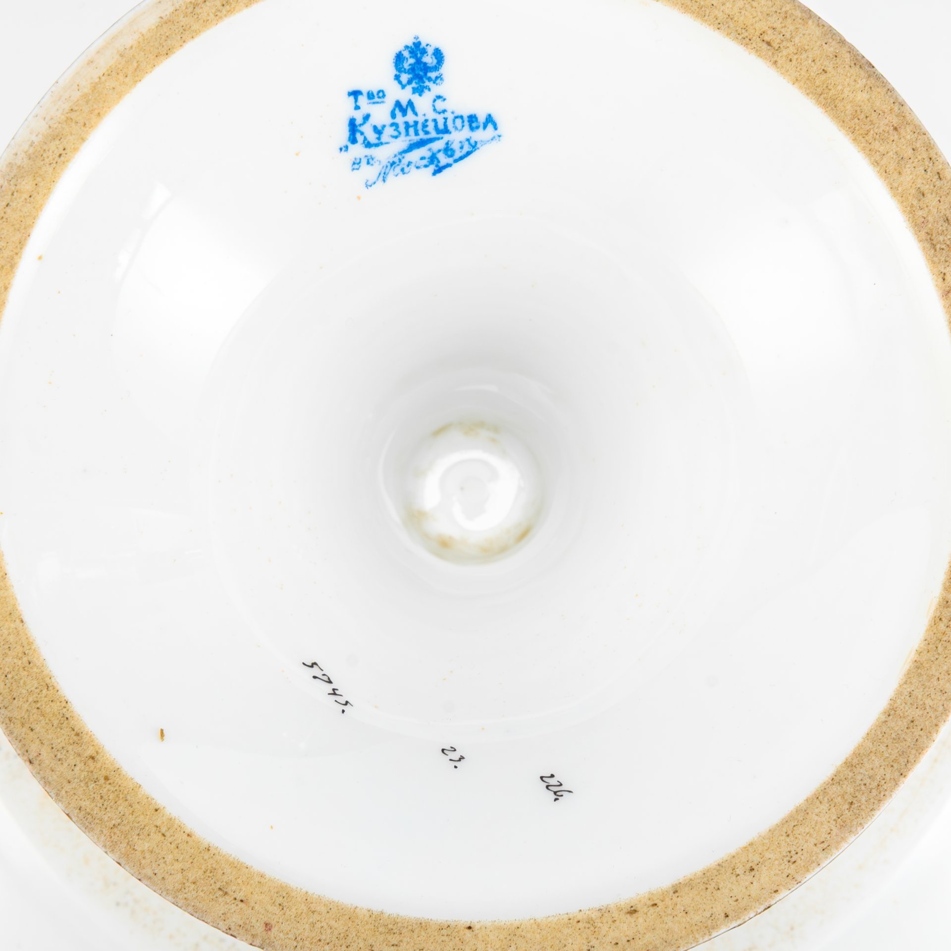 Фруктовница с цветочно-растительным орнаментом, фарфор, деколь, золочение, Товарищество М.С. Кузнецова в Москве, Российская империя, 1889-1917 гг.