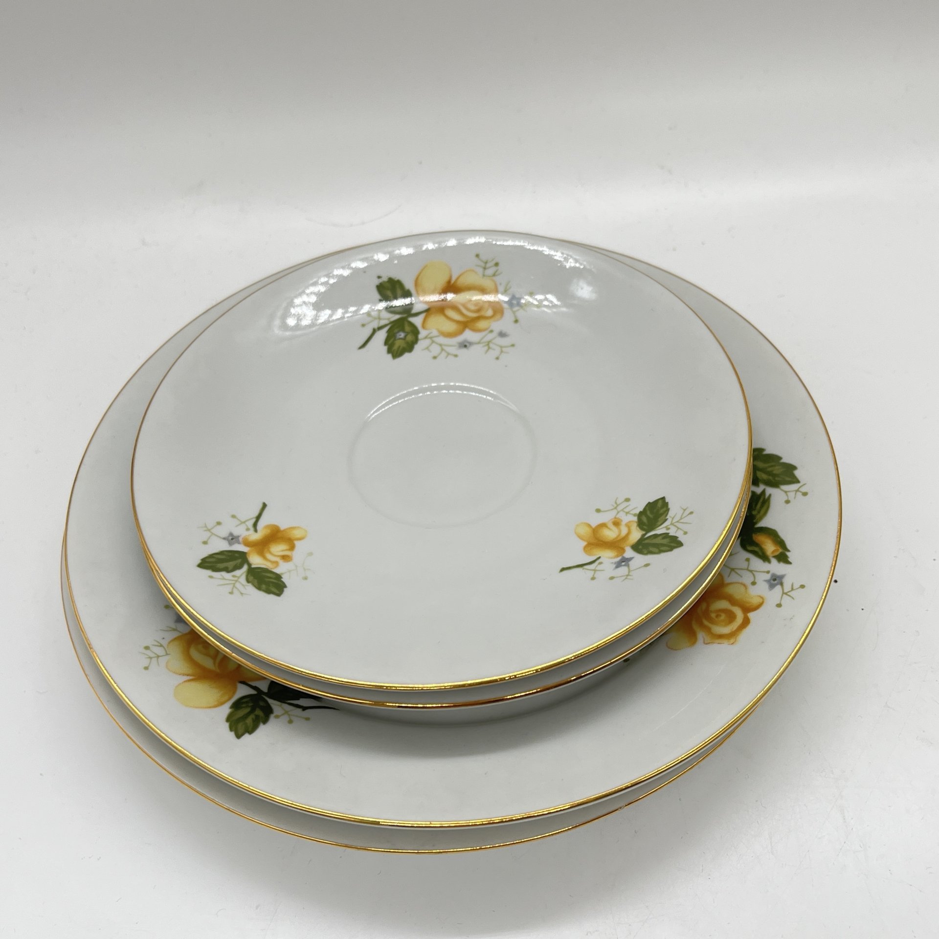 Набор из 4 десертных тарелок с декором в виде желтых роз, фарфор, деколь, золочение, Wloclawek (Влоцлавская фаянсовая фабрика), Польша, 1956-1990 гг.