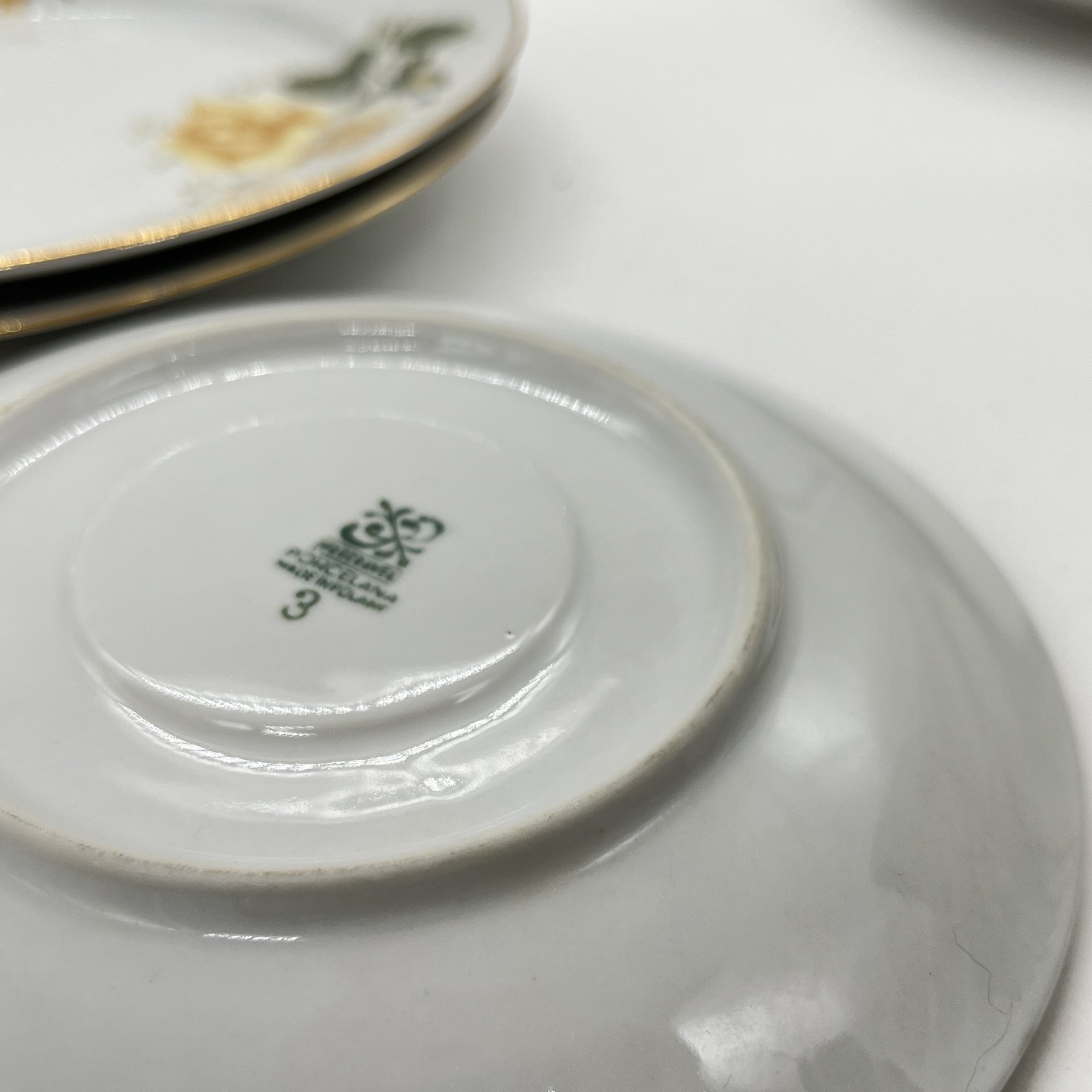 Набор из 4 десертных тарелок с декором в виде желтых роз, фарфор, деколь, золочение, Wloclawek (Влоцлавская фаянсовая фабрика), Польша, 1956-1990 гг.