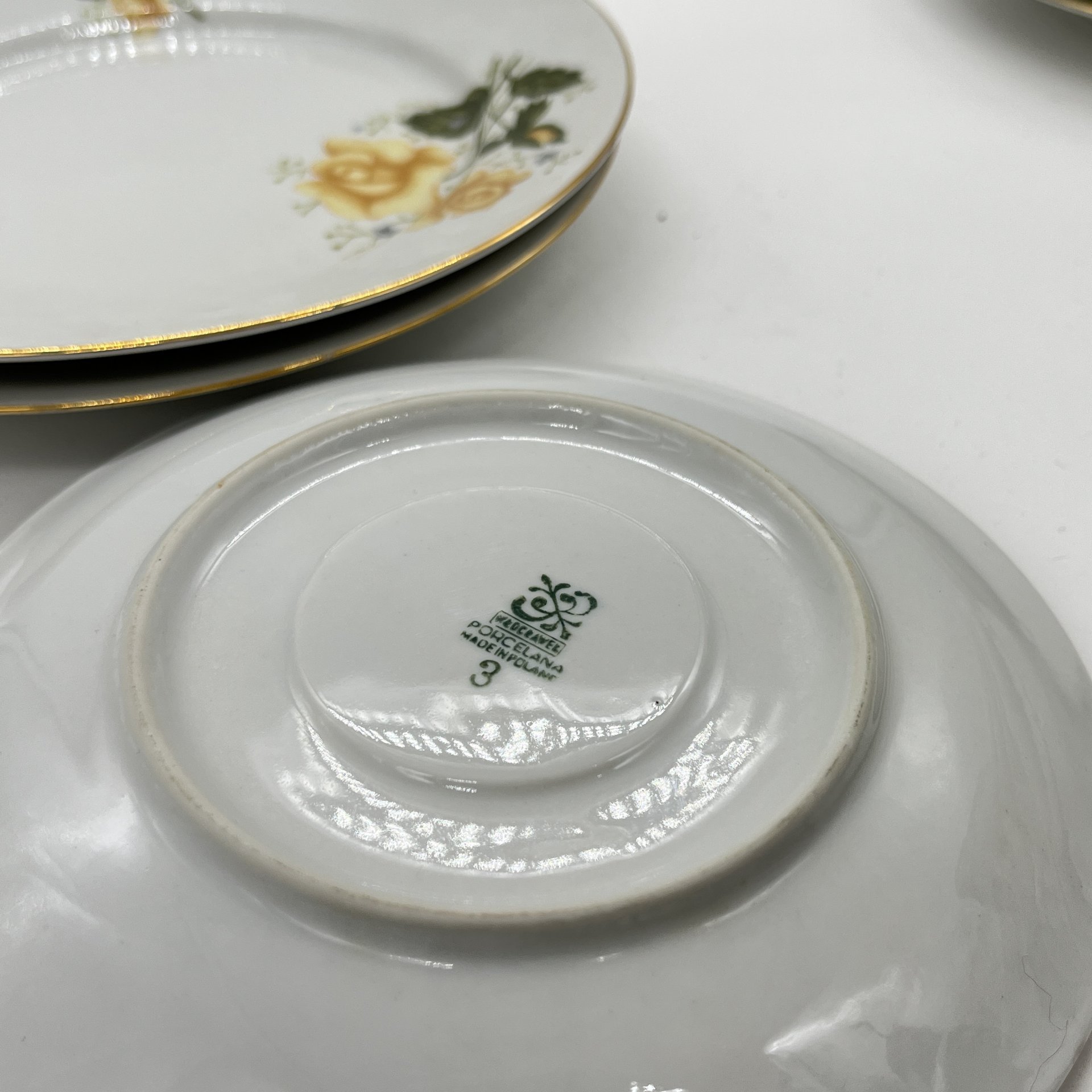 Набор из 4 десертных тарелок с декором в виде желтых роз, фарфор, деколь, золочение, Wloclawek (Влоцлавская фаянсовая фабрика), Польша, 1956-1990 гг.