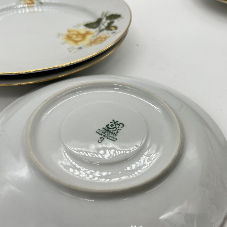 Набор из 4 десертных тарелок с декором в виде желтых роз, фарфор, деколь, золочение, Wloclawek (Влоцлавская фаянсовая фабрика), Польша, 1956-1990 гг.