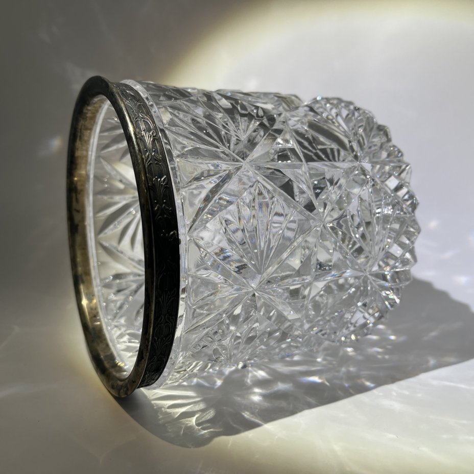 Конфетница (глубокая), украшенная орнаментальной окантовкой по борту