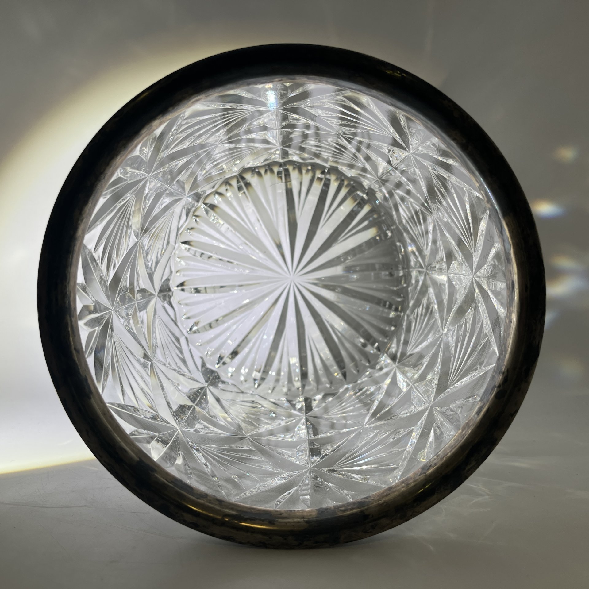 Конфетница (глубокая), украшенная орнаментальной окантовкой по борту, хрусталь, мельхиор, СССР, 1970-1980 гг.