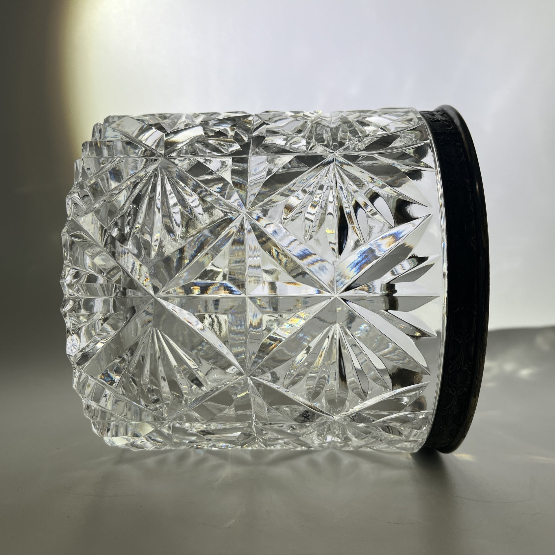 Конфетница (глубокая), украшенная орнаментальной окантовкой по борту, хрусталь, мельхиор, СССР, 1970-1980 гг.