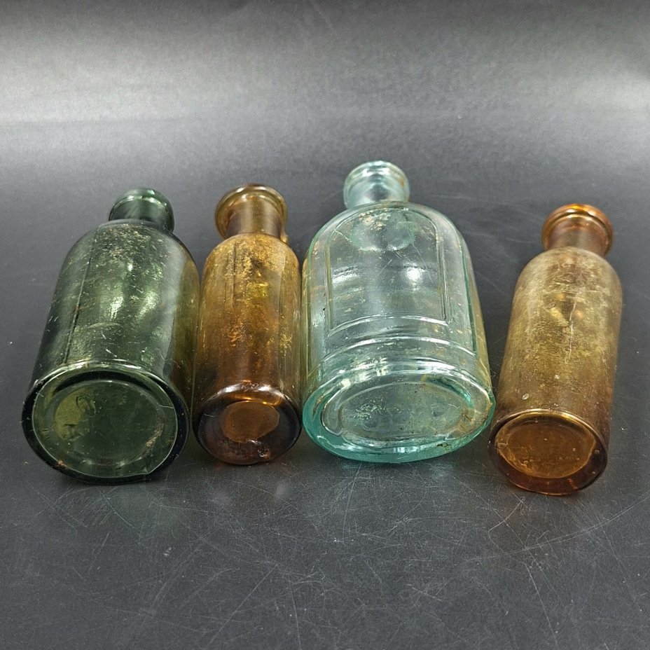 Набор из четырех флаконов различных форм и цветов