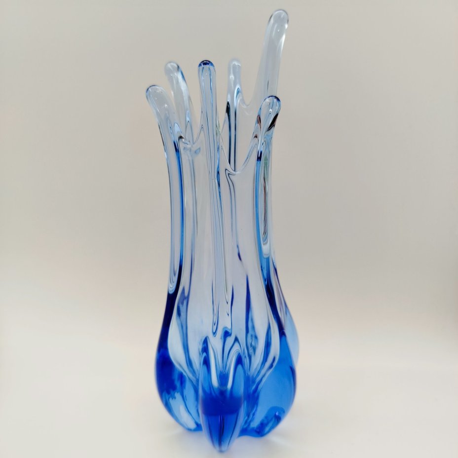 Ваза для цветов с градиентом от темно-синего к голубому, Хржибский стекольный завод (Chřibská)