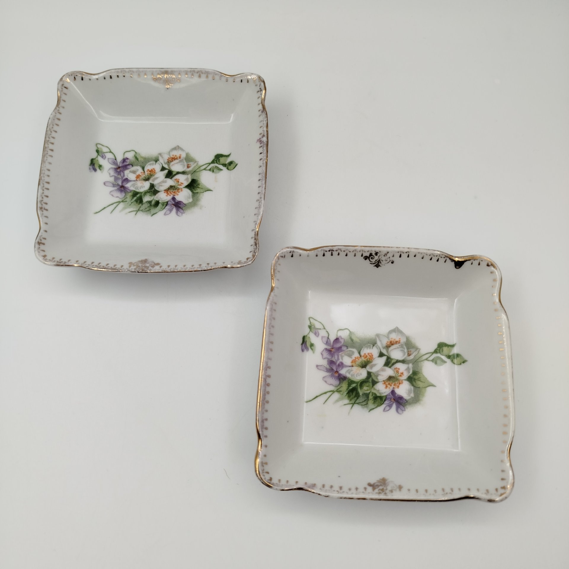 Пара розеток квадратной формы с цветочным декором, фарфор, деколь, золочение, Дулевский фарфоровый завод (Дулёво), СССР, 1934-1937 гг.