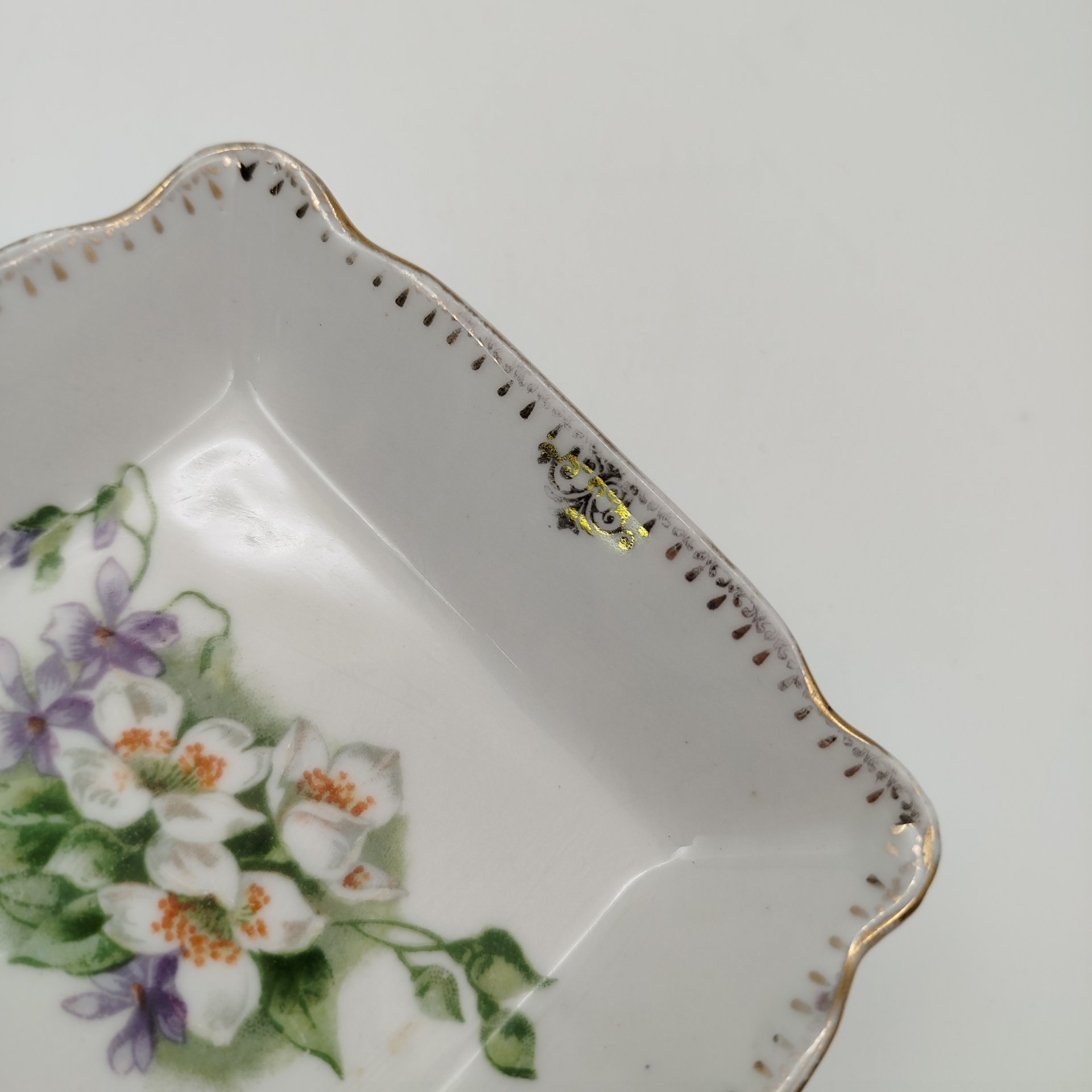 Пара розеток квадратной формы с цветочным декором, фарфор, деколь, золочение, Дулевский фарфоровый завод (Дулёво), СССР, 1934-1937 гг.