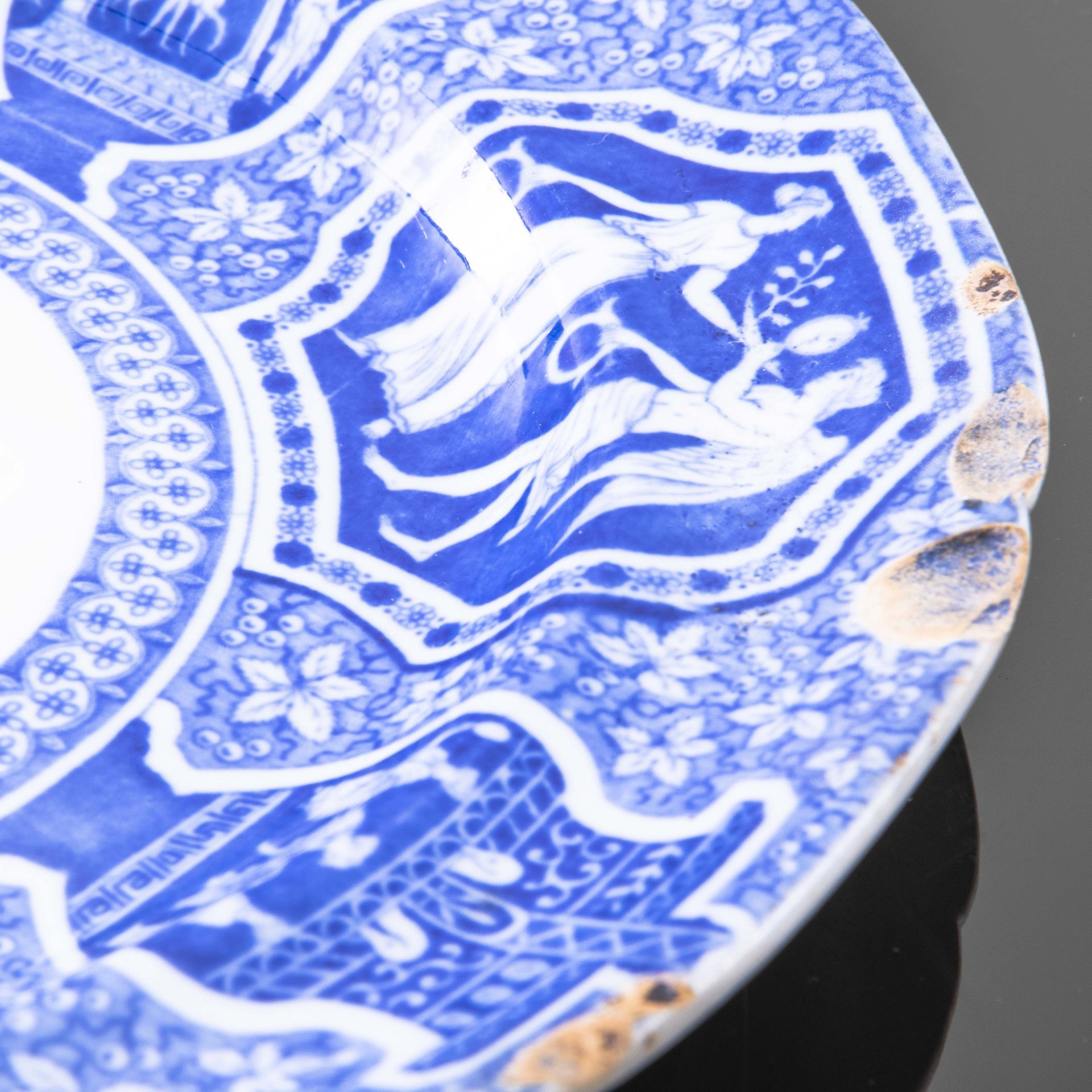Тарелка с декором в виде античных сцен и ваз вдоль борта, Spode