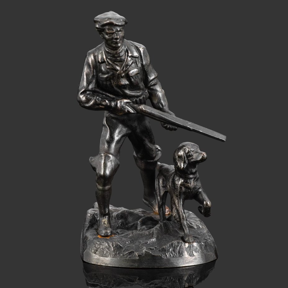 Статуэтка "Охотник с собакой", автор модели Чиркин А. В, чугун, крашение, Каслинский чугунолитейный завод (Касли), СССР, 1983 г.