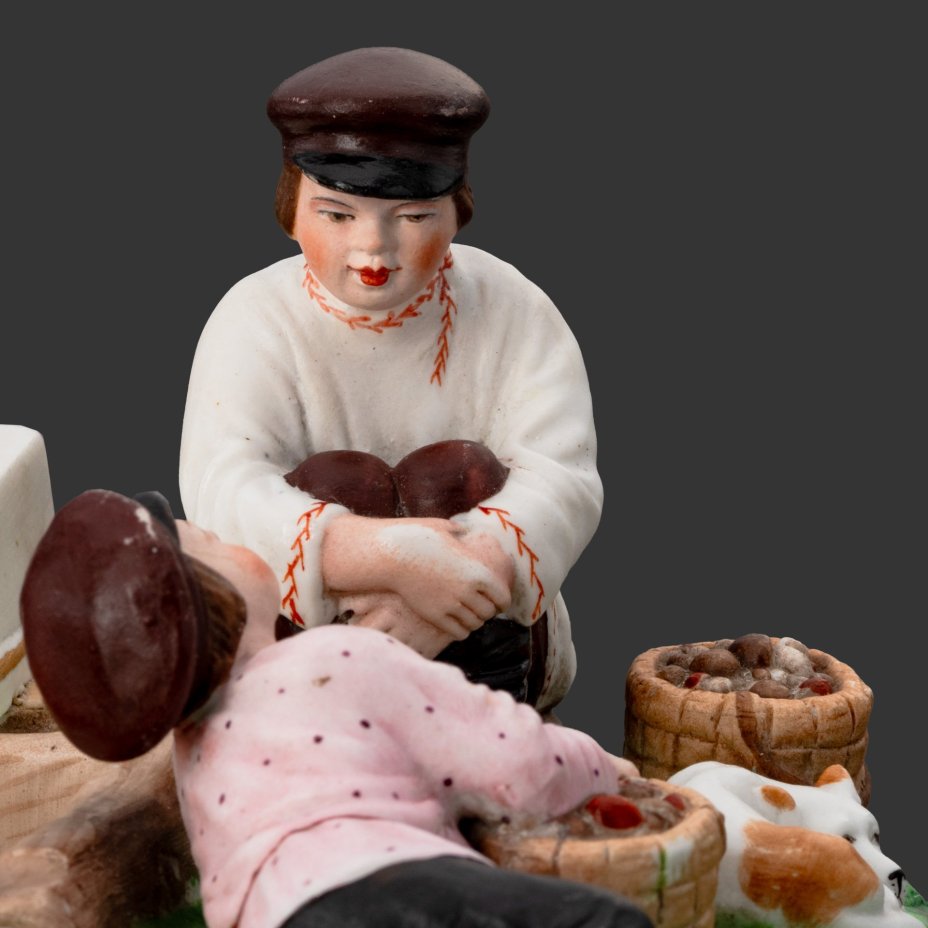 Статуэтка (пепельница) "Грибники", бисквит, роспись, золочение, Фарфоровая фабрика Гарднера, Российская империя, 1870-1880 гг.